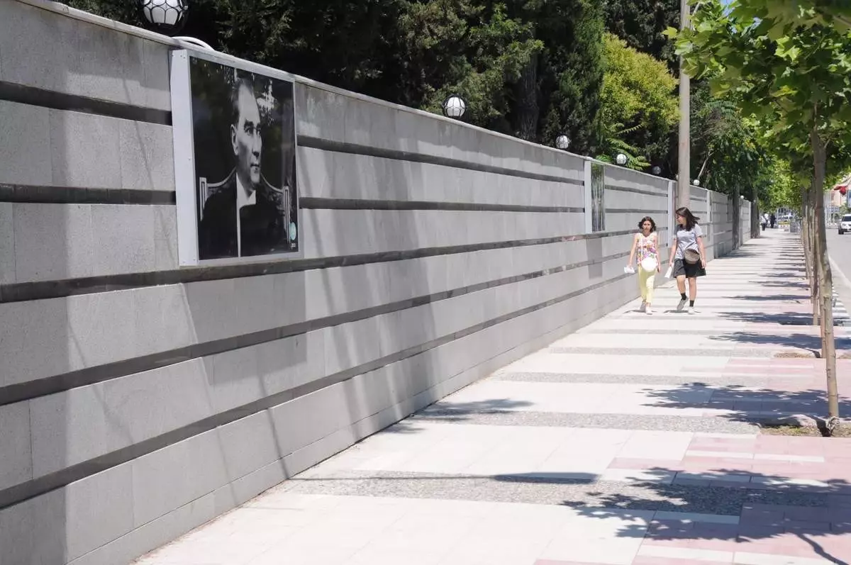 Manisa Belediyesi Kışla Duvarına Atatür Resimleri Astı