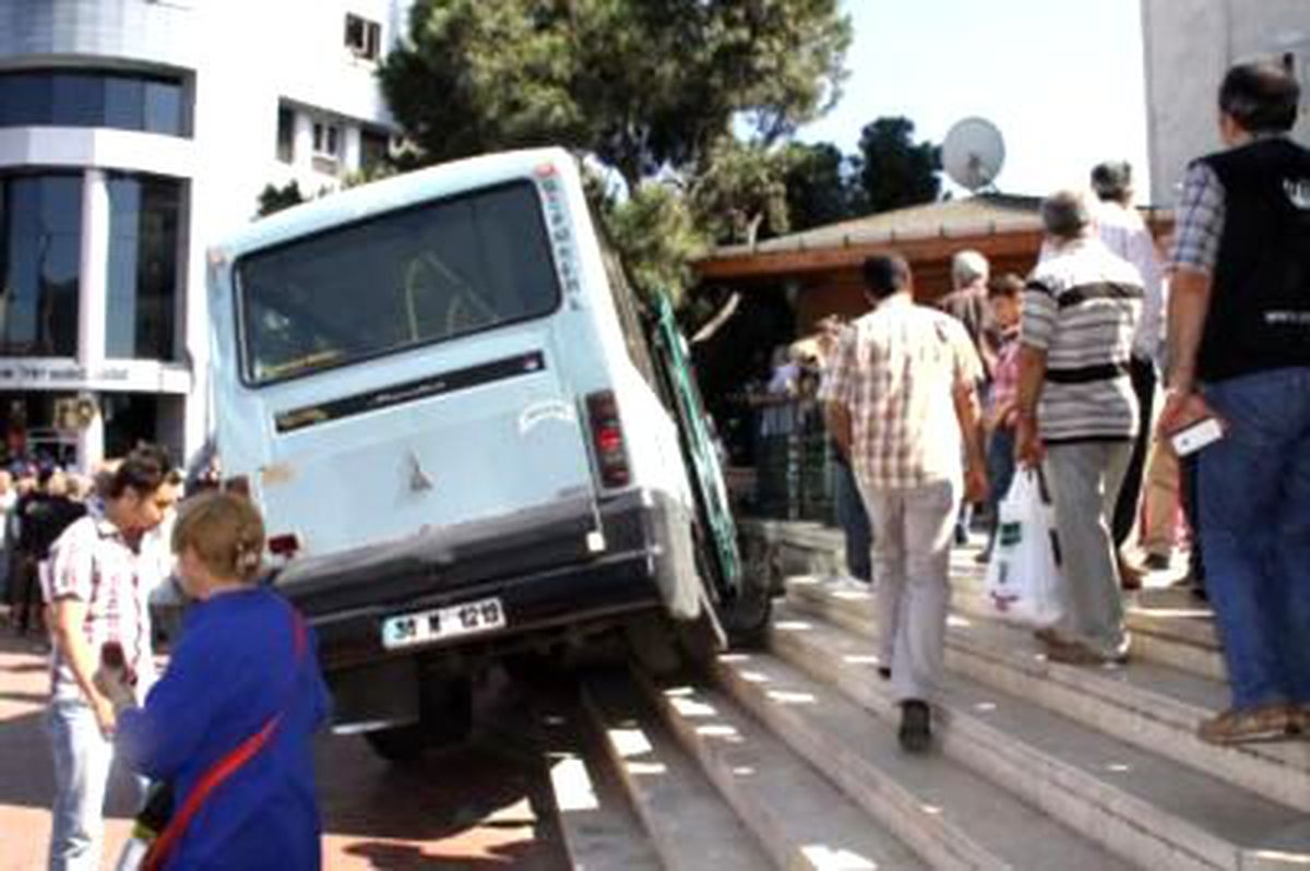 Minibüs Yayaların Arasına Daldı