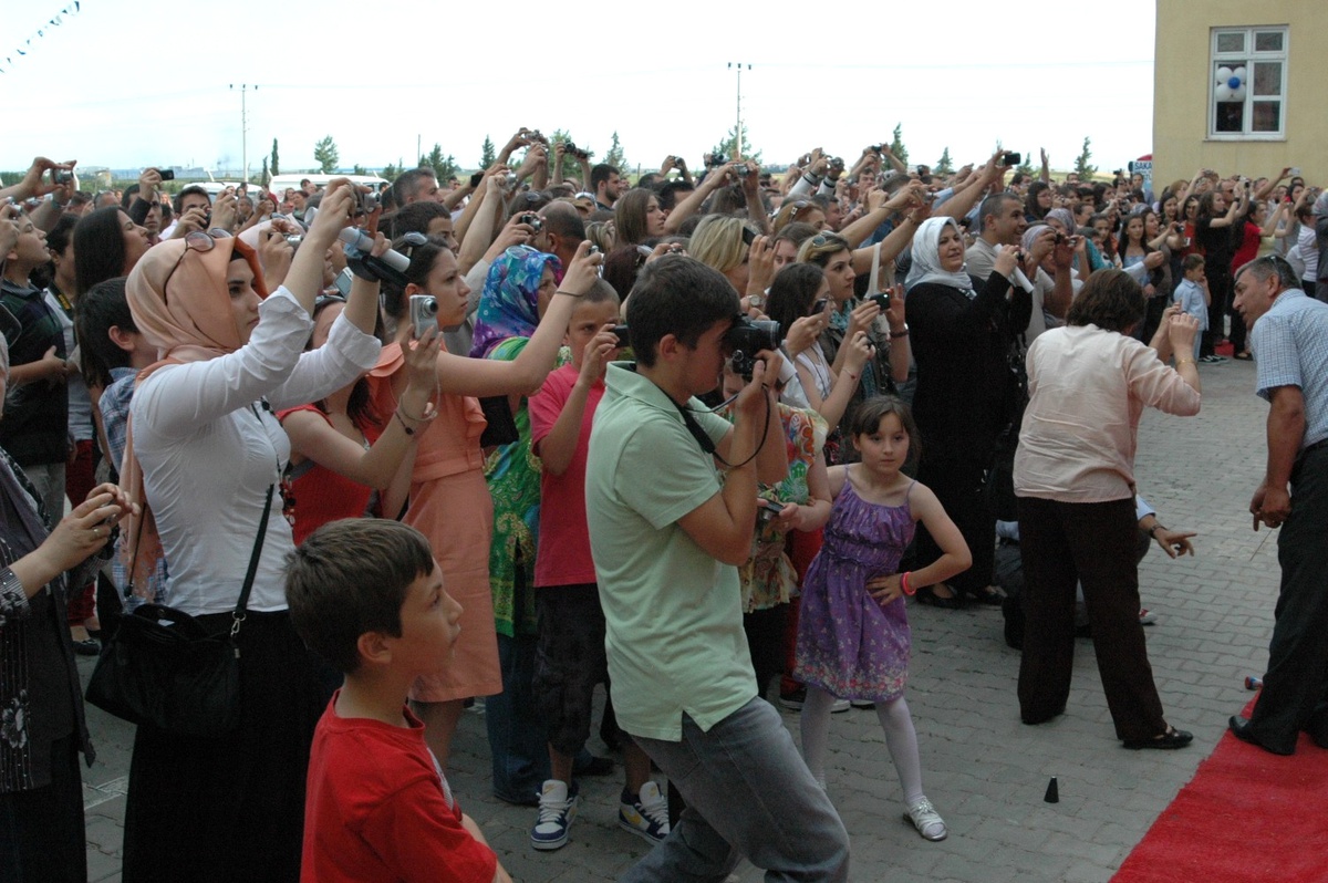 Öğrenci Velilerinin Fotoğraf Çekme Telaşı