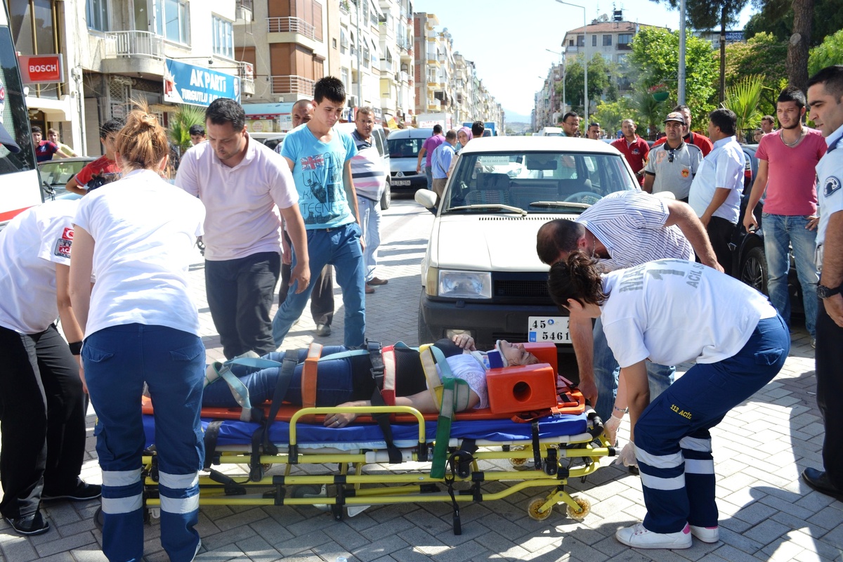 Otomobilin Çarptığı Kadın Ağır Yaralandı