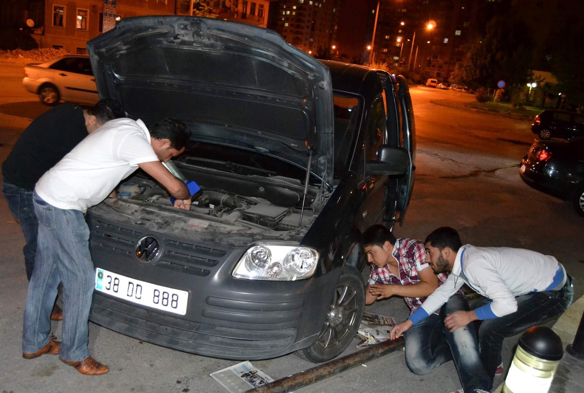 Otomobilin Motoruna Giren Kediyi İtfaiye Kurtardı