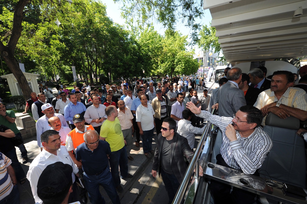 \'Shopping Fest Gezi Otobüsü\' İlk Turunu Gökçek ve Bezci ile Gerçekleştirdi