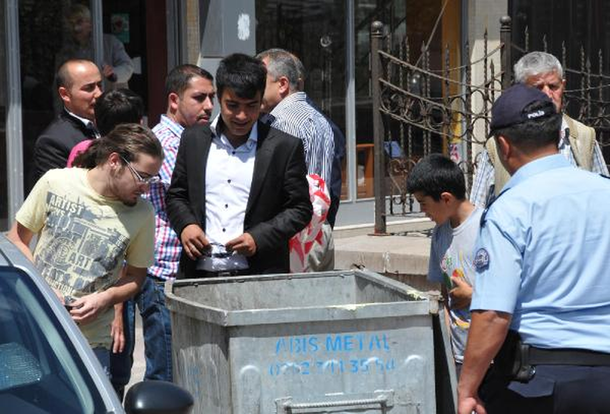 Sivas\'ta Şüpheli Çanta Meraklıları Polisi Zorladı