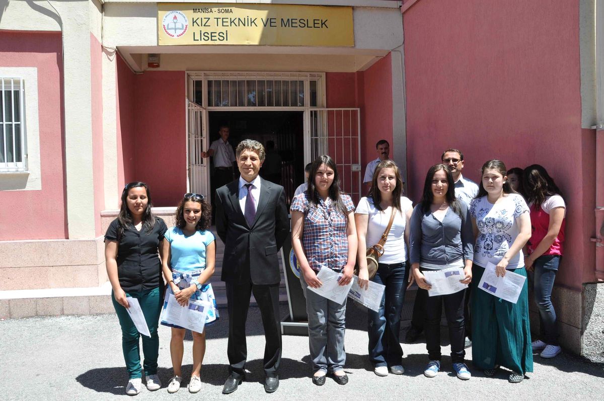 Soma\'da 19 Bin 400 Öğrenci Karne Sevinci Yaşadı