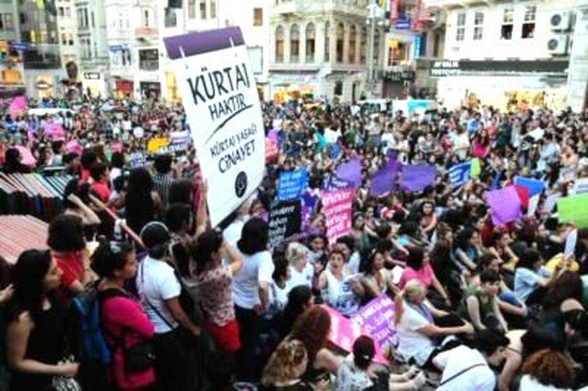 Taksim Meydanı\'nda "Kürtaj" Eylemi