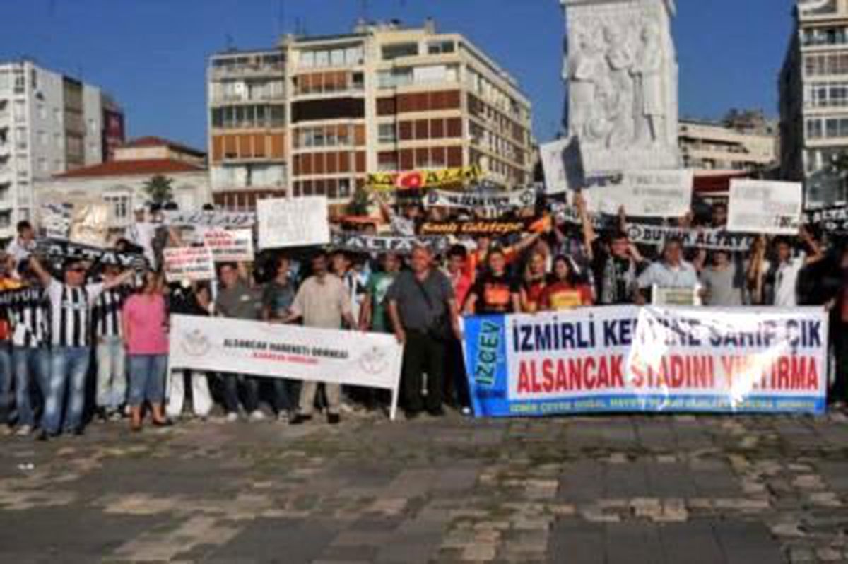 Taraftarlar Alsancak Stadı İçin Yürüdü