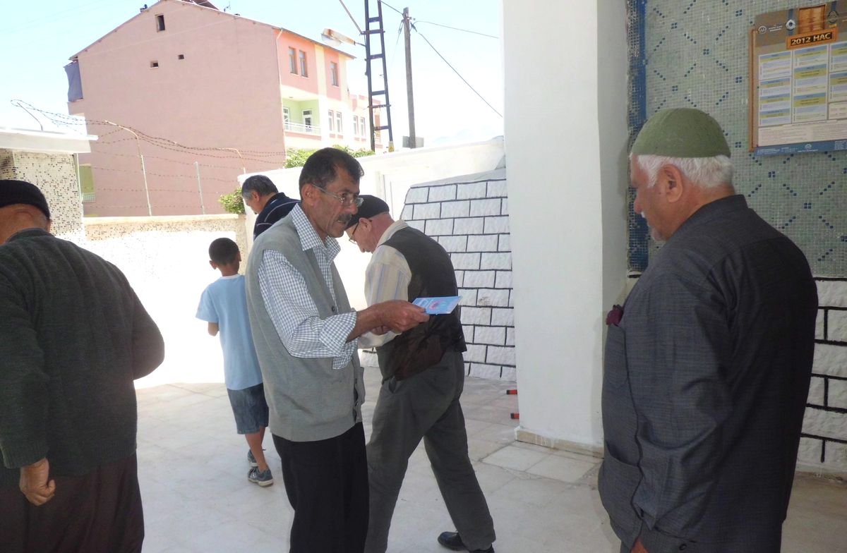 Yeşil-Der Esnafa Namaz Konulu Kitap Dağıttı