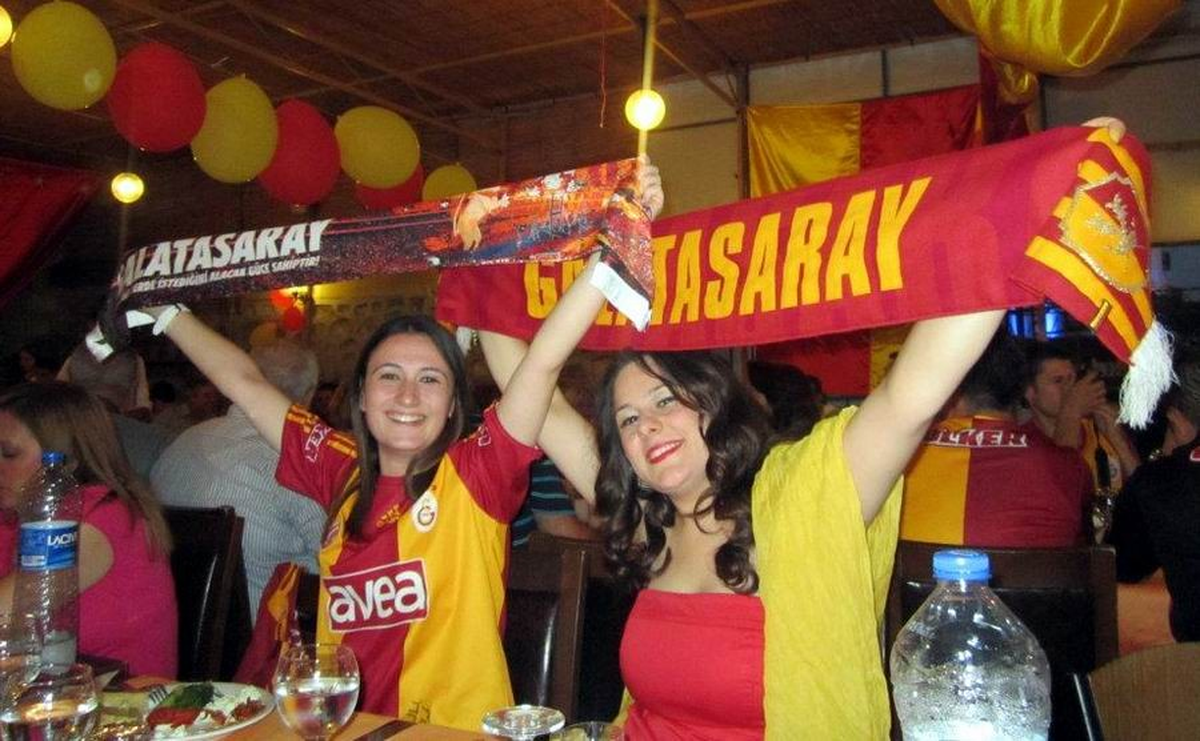 Ayvalıklı Cimbomlulardan Şampiyonluk Gecesi
