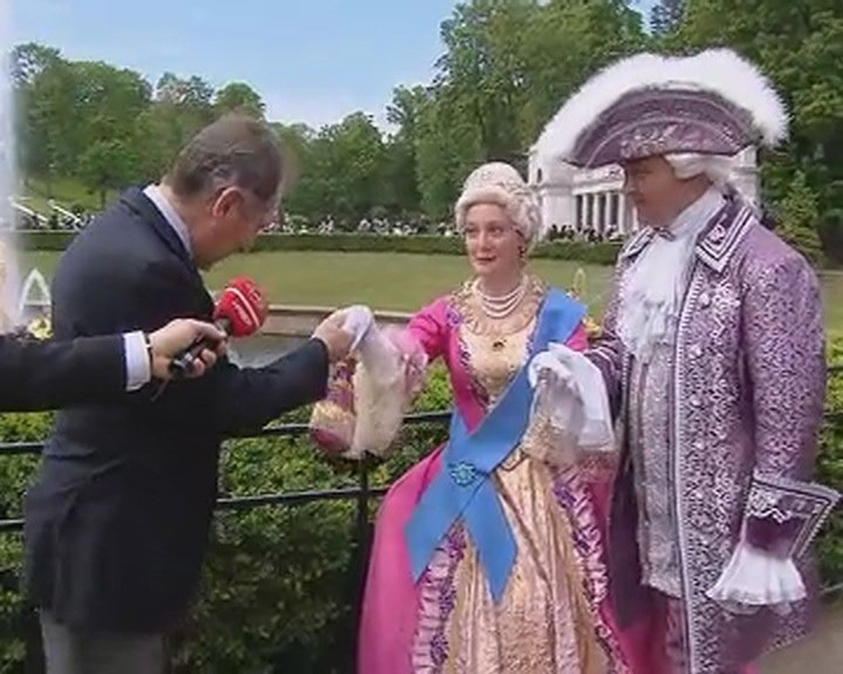 Bakan Günay, Peterhoff Sarayı\'nı Ziyaret Etti