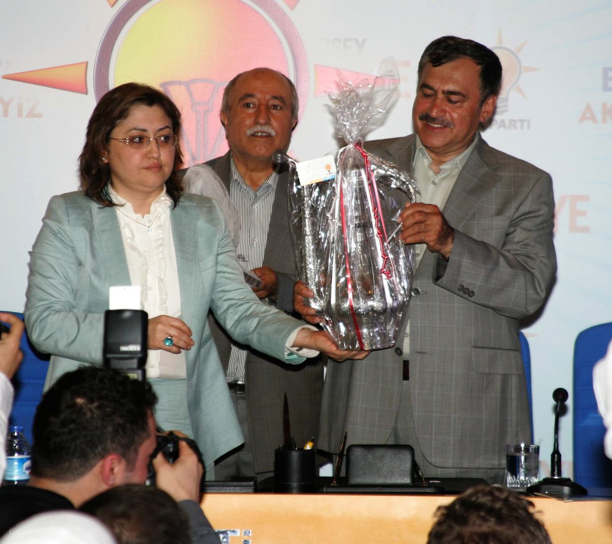 Bakan Şahin ve Eroğlu, AK Parti Gaziantep İl Başkanlığını Ziyaret Etti