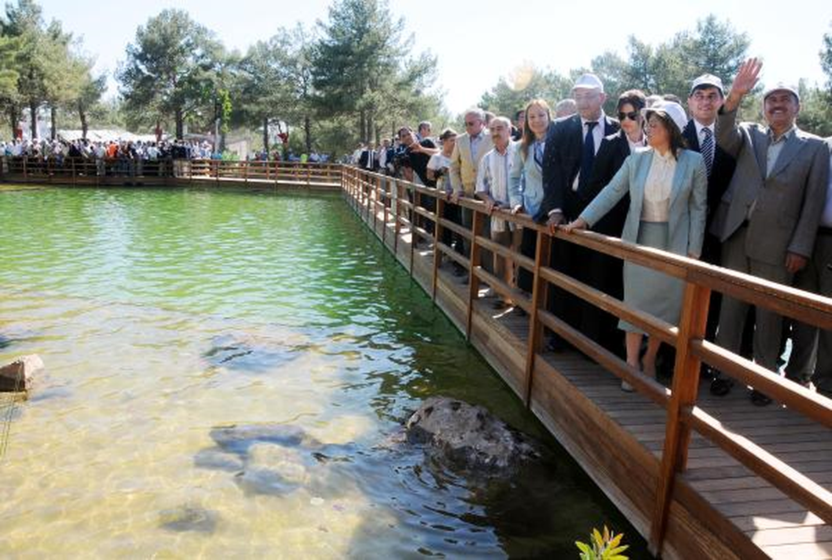 Bakanların Biyolojik Gölet Pozu