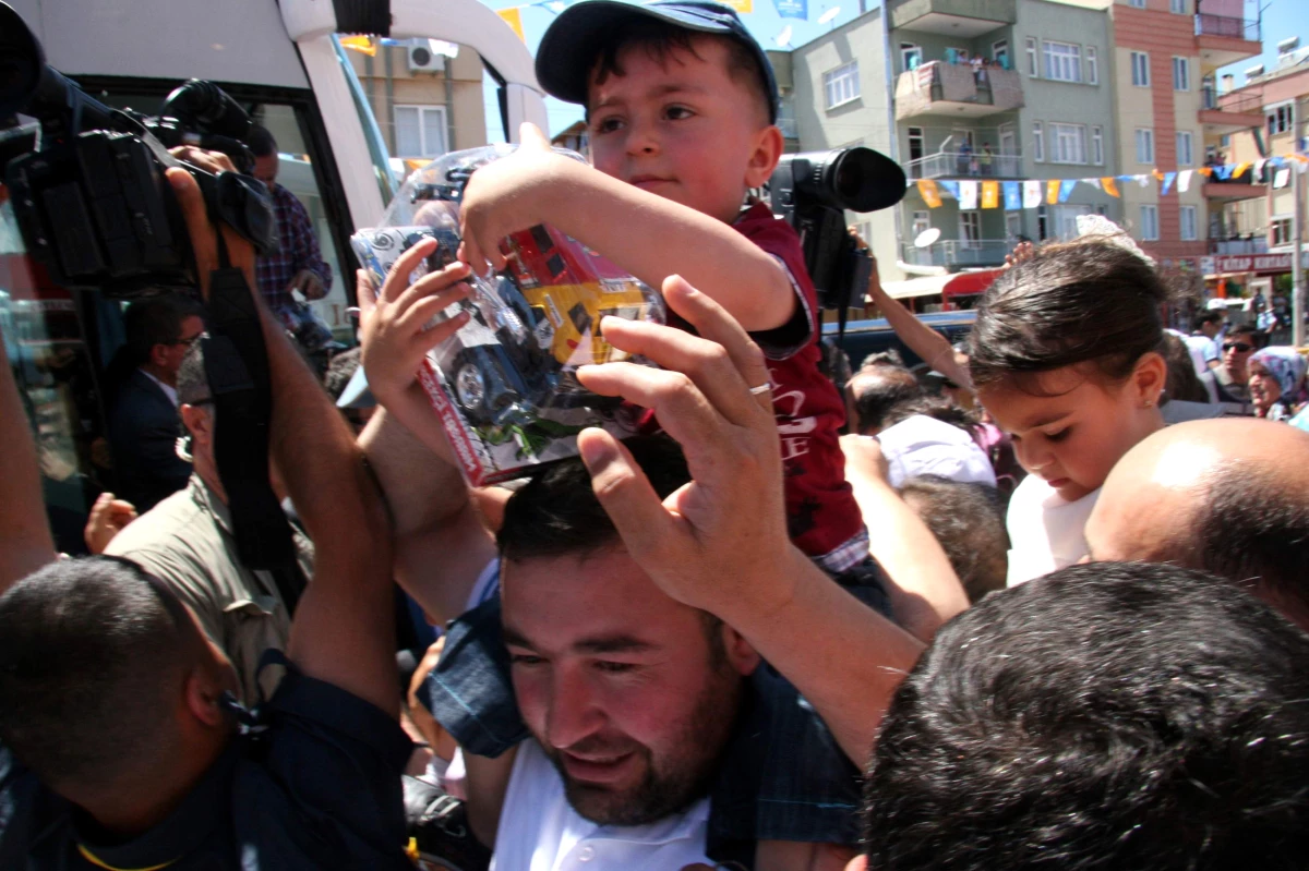Başbakan Erdoğan Çocuklara Oyuncak Dağıttı
