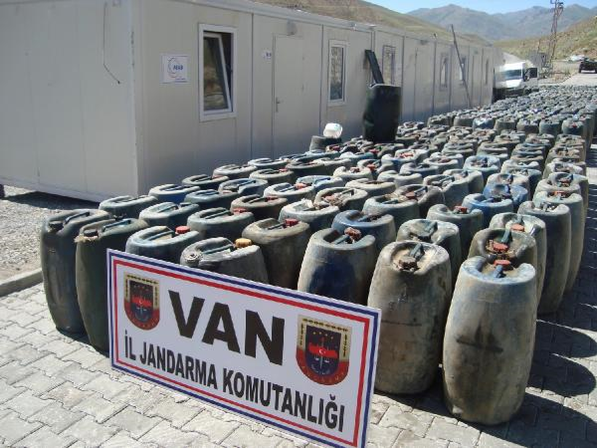 Başkale\'de Kaçak Motorin ve Sigara Operasyonu