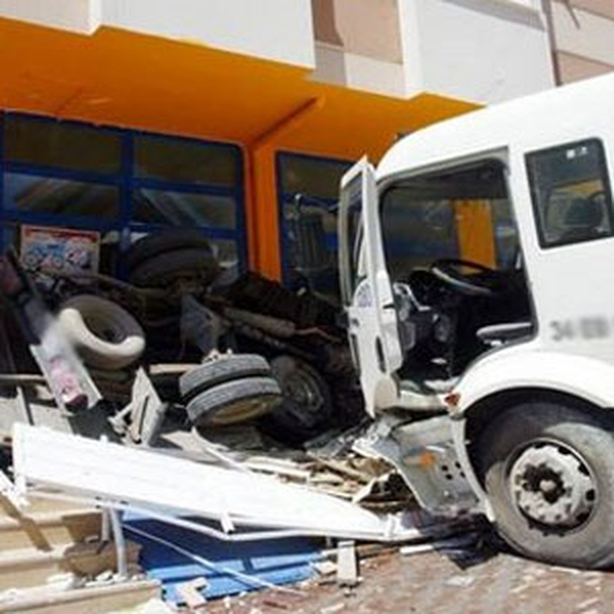 Freni Patlayan Kamyon Markete Girdi