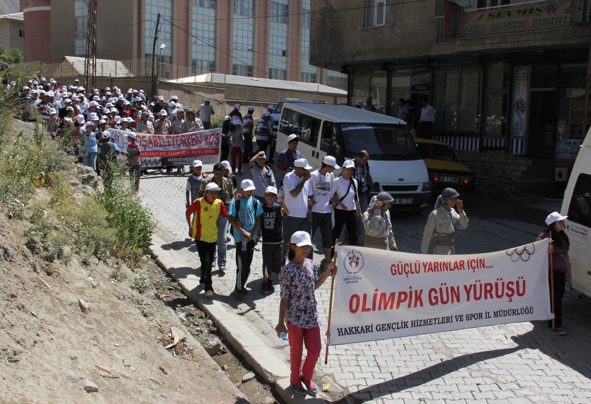 Hakkari\'de Halaylı "Olimpik Gün Yürüyşü"