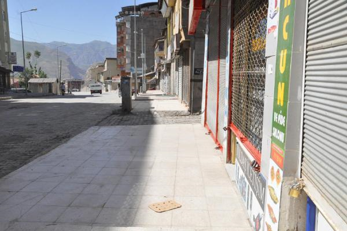 Hakkari\'de Kepenkler Bugün de Açılmadı