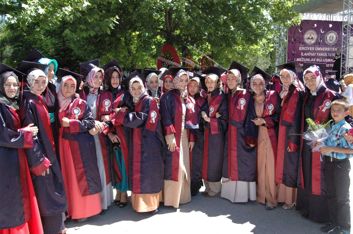 İlahiyat Fakültesinde Mezuniyet Sevinci