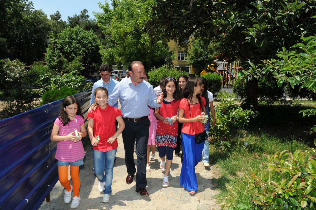 İzmit Belediyesi Park ve Bahçe Düzenlemelerine Devam Ediyor