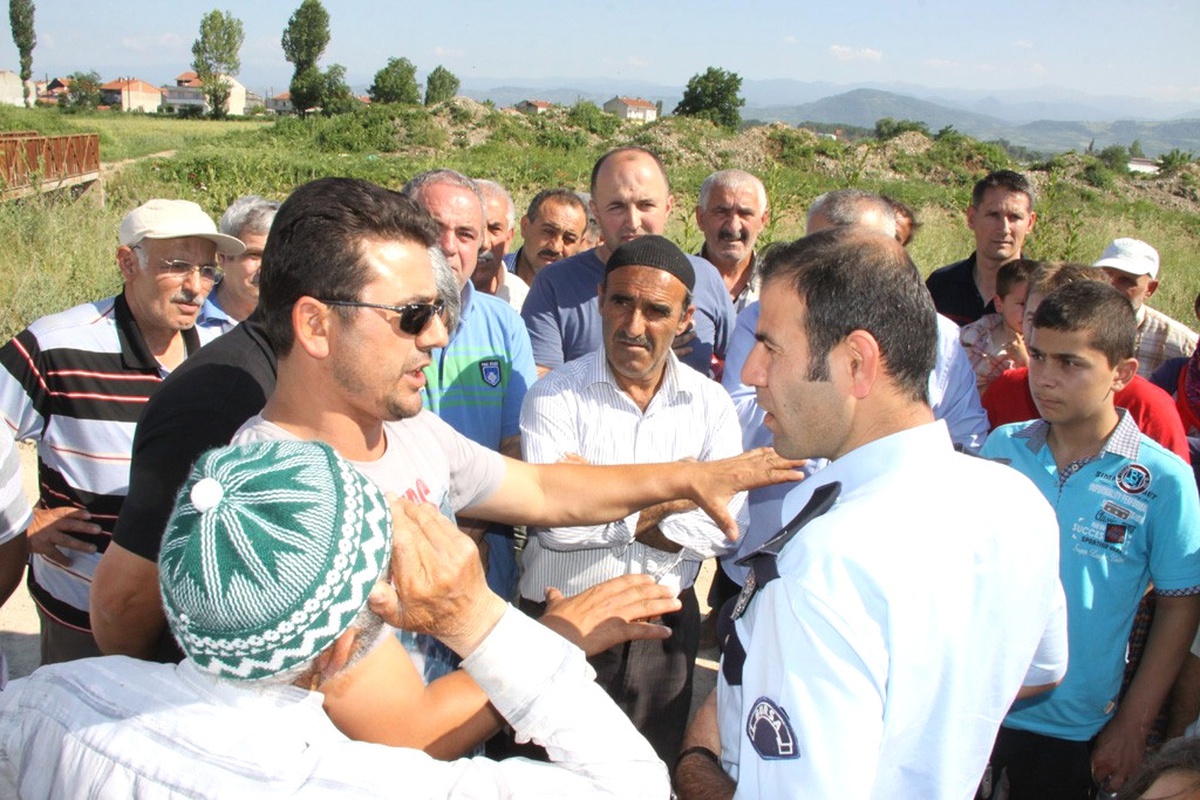 Mahalleyi Toza Boğan Kamyonlara Tepki İçin Yol Kapattılar