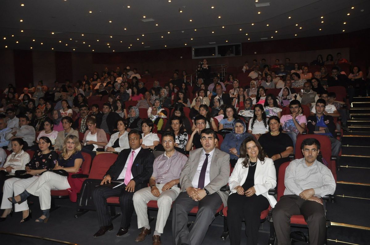 Nazilli'de Sevgi ve Aşk Şiirleri Liseli Kızlardan Dinlendi