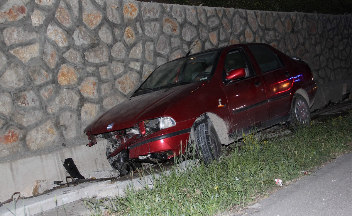 Otomobil İstinat Duvarına Çarptı: 4\'ü Çocuk 6 Yaralı