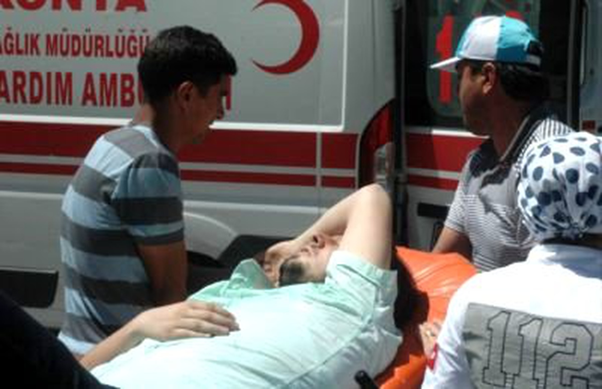 Otomobil Otobüs Durağına Girdi: 3 Yaralı