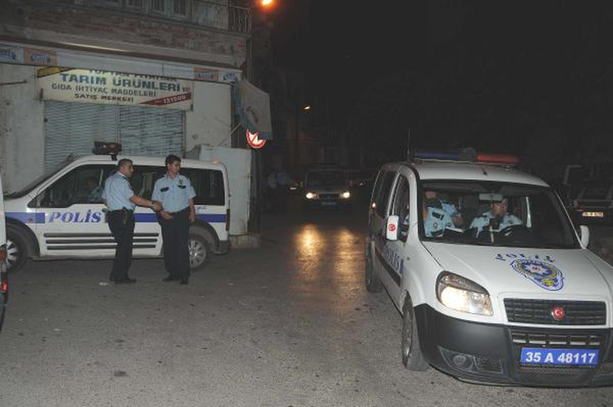İzmir\'de Polis Aracına Saldırı