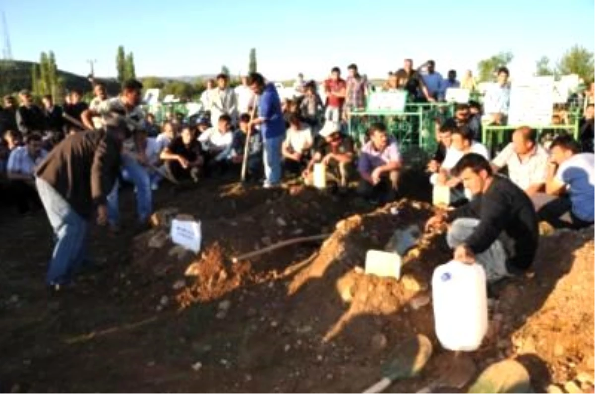 Sivas\'ta Öldürülen İki Kardeş Toprağa Verildi