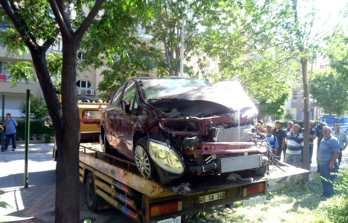 Tren Otomobile Çarptı: 1 Yaralı