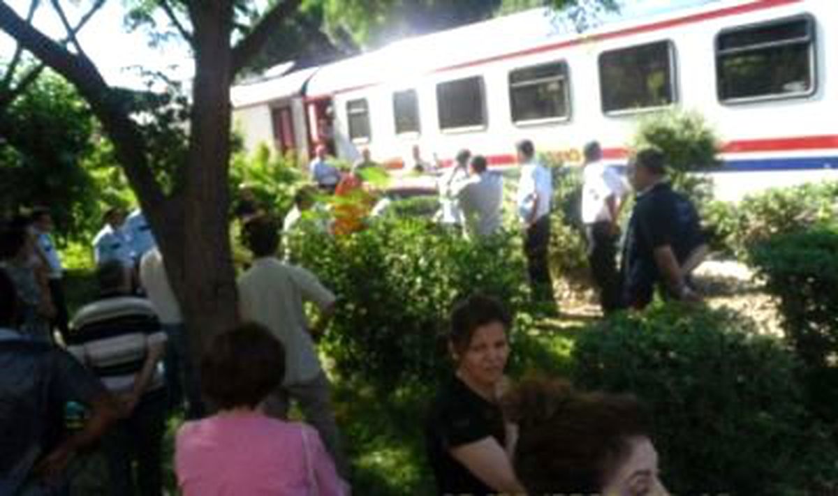 Yolcu Treni Otomobile Çarptı: 1 Yaralı