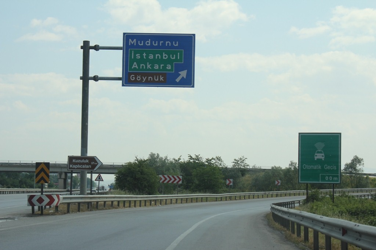 Akyazı\'da Yön Tabelası Sıkıntısı