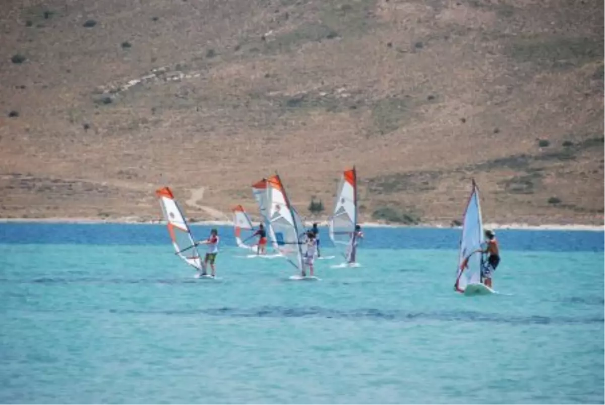 Alev\'li Sörfçüler Alaçatı\'nın Rüzgarında!