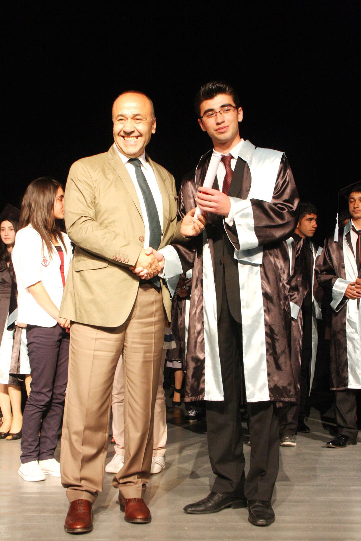 Anadolu Lisesi\'nde Mezuniyet Coşkusu