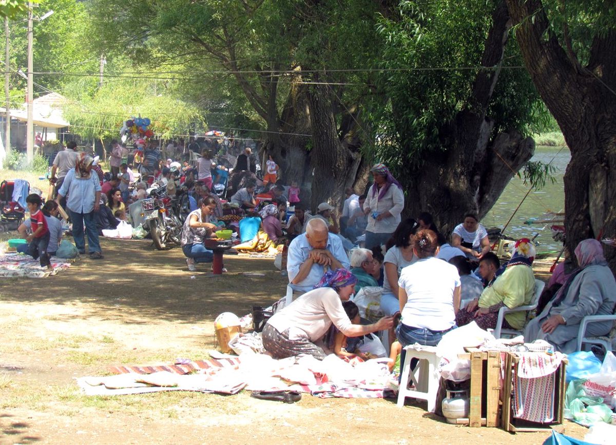 Ani Gelen Sıcaktan Bunalan Ödemişli Vatandaşlar Göle Koştu
