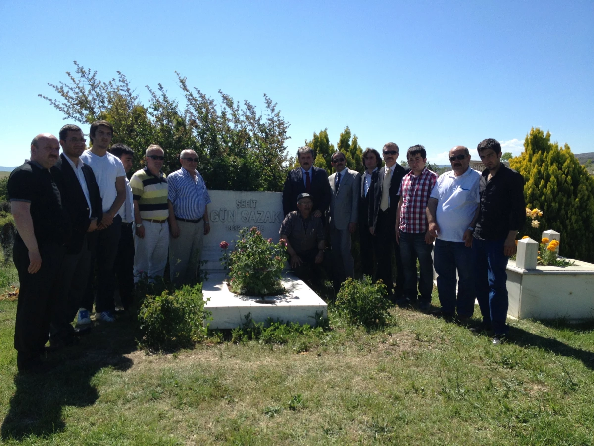 BBP Genel Başkanı Mustafa Destici Gün Sazak\'ın Mezarını Ziyaret Etti