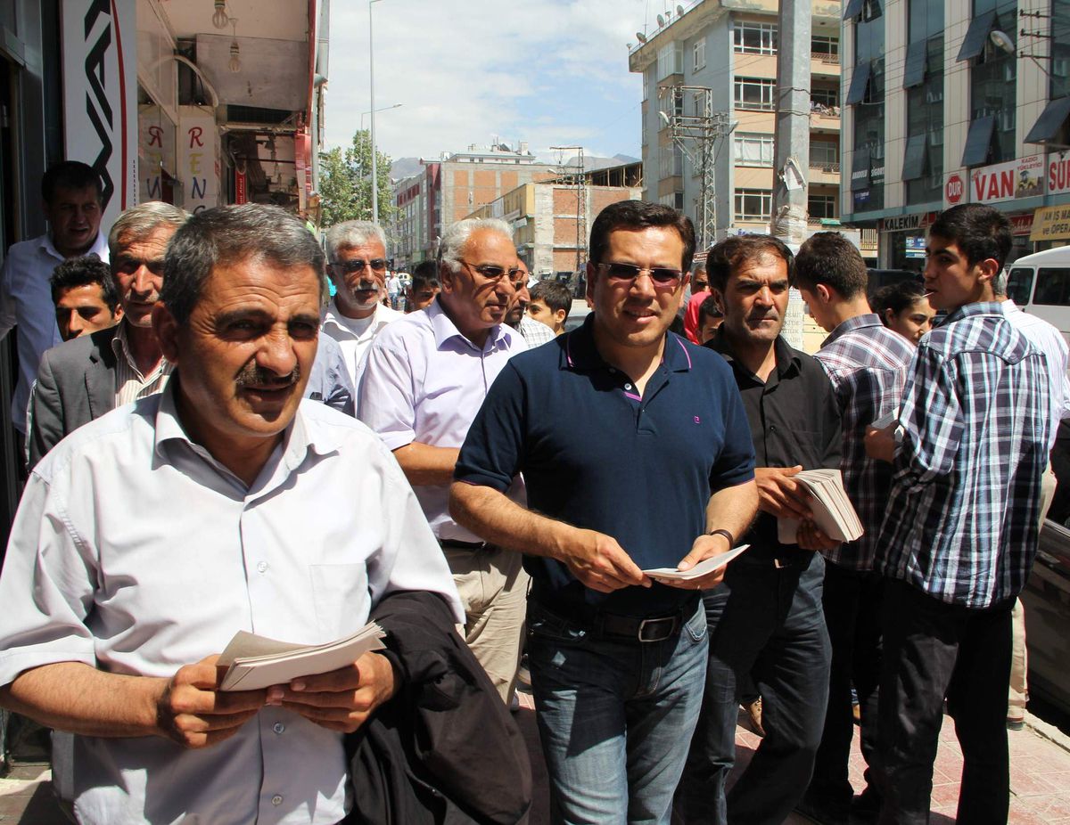 BDP\'li Vekililer Bildiri Dağıttı