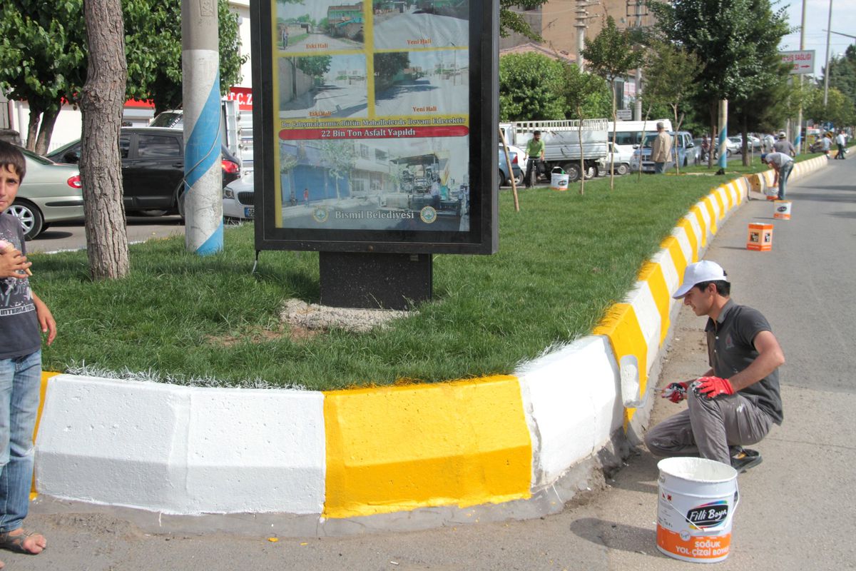 Bismil Belediyesi\'nden Kavşak ve Refüj Boyama Çalışması