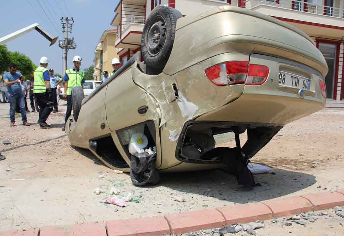 Dükkana Çarpan Otomobil Takla Attı