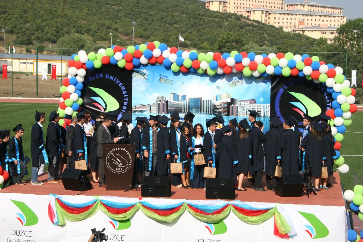 Düzce Üniversitesi Mezuniyet Töreni Renkli Görüntülere Sahne Oldu
