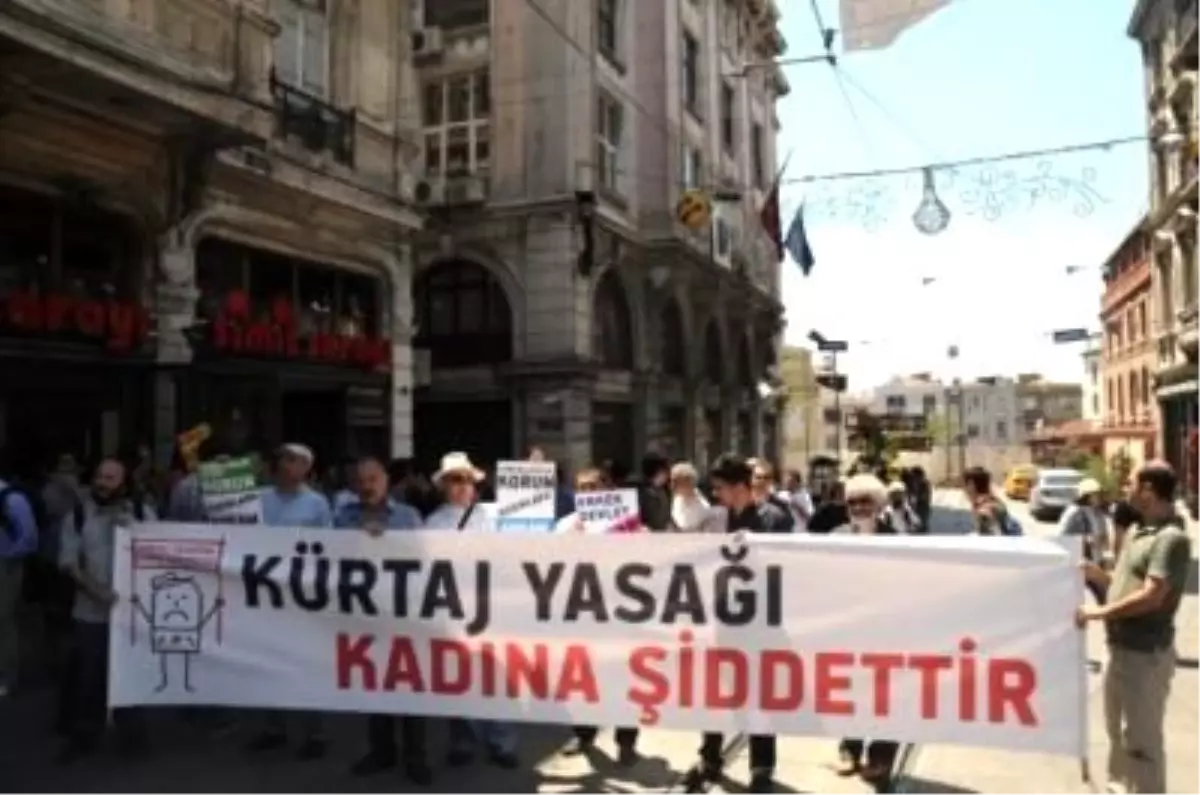 Erkeklerden "Kürtaj" Protestosu