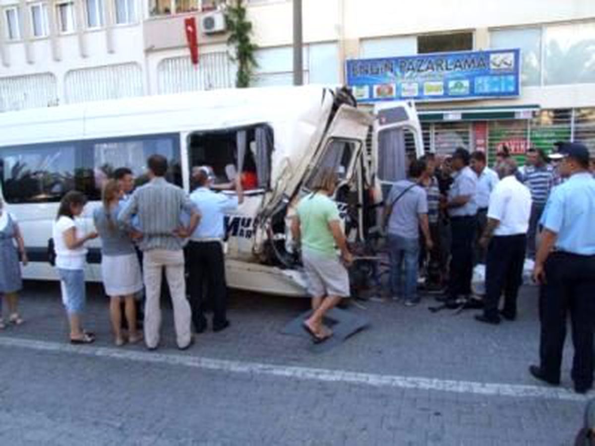 Freni Patlayan Kamyonet Minibüse Çarptı: 2 Yaralı