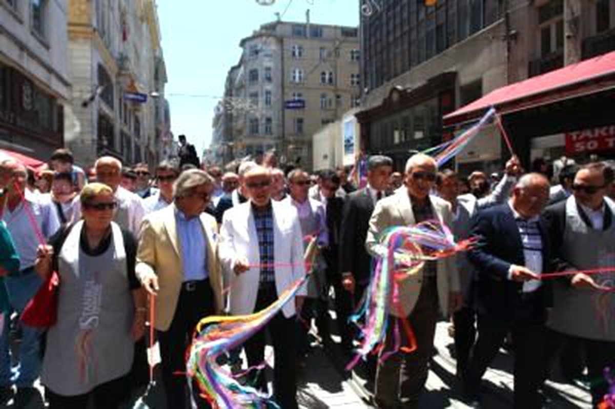 İstiklal Caddesi\'nde Shopping Fest Yürüyüşü