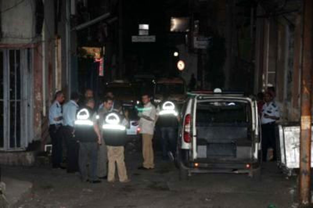 İzmir\'de Polis Aracına Saldırı: 1 Gözaltı