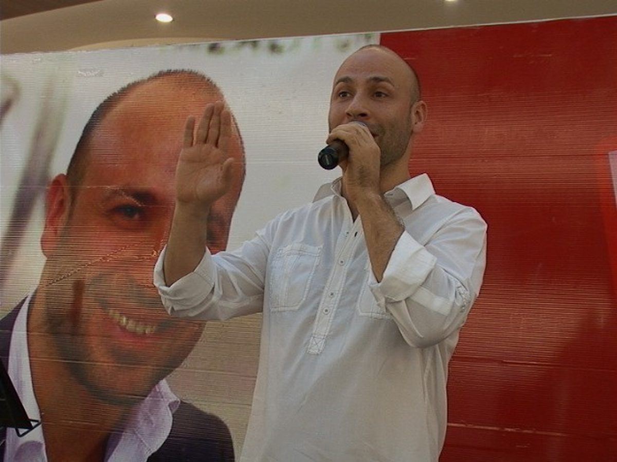 Kahraman Tazeoğlu, Şiirlerini Seslendirdi