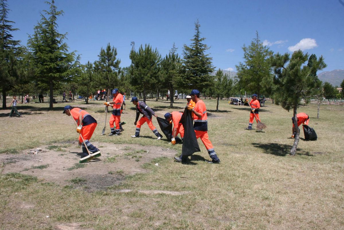 Kent Ormanında Temizlik Çalışması