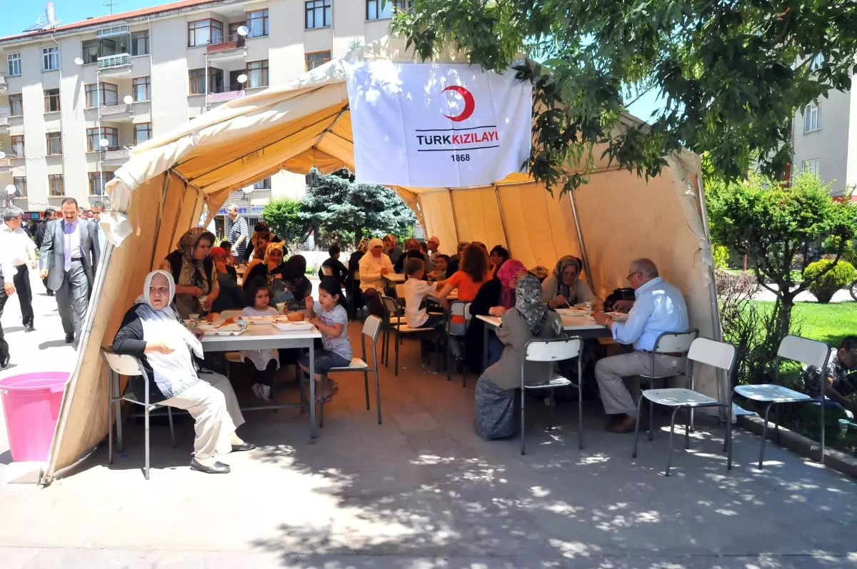 Kızılay Akşehir Şubesi Pilav Dağıttı