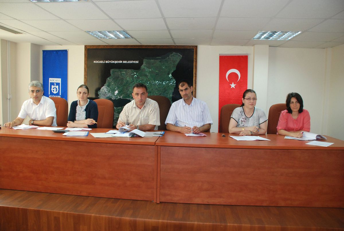 Kocaeli\'de Ağır Hasarlı 17 Bina Yıkılıyor