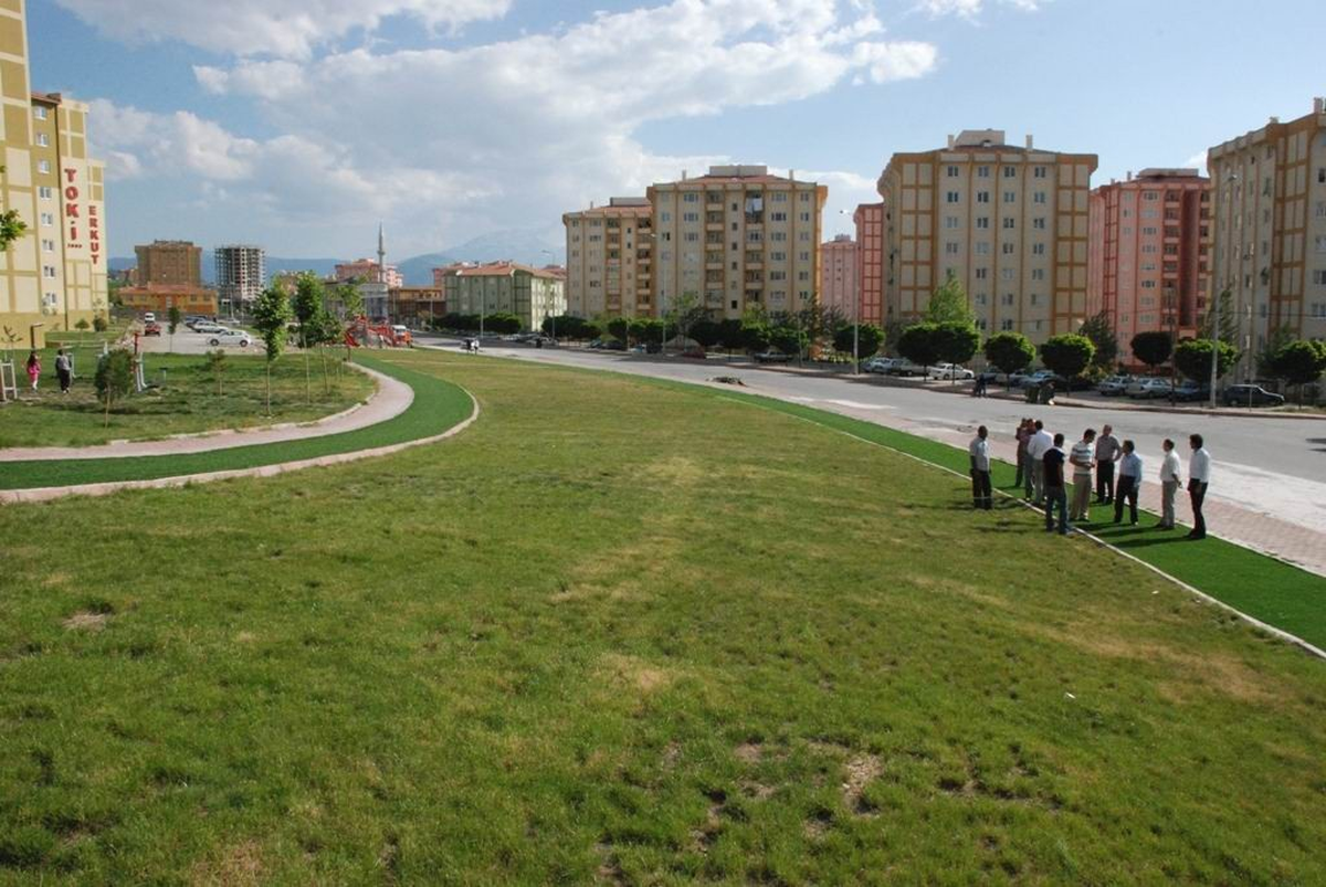 Melikgazi Yürüyüş Yollarını Çimlendiriyor