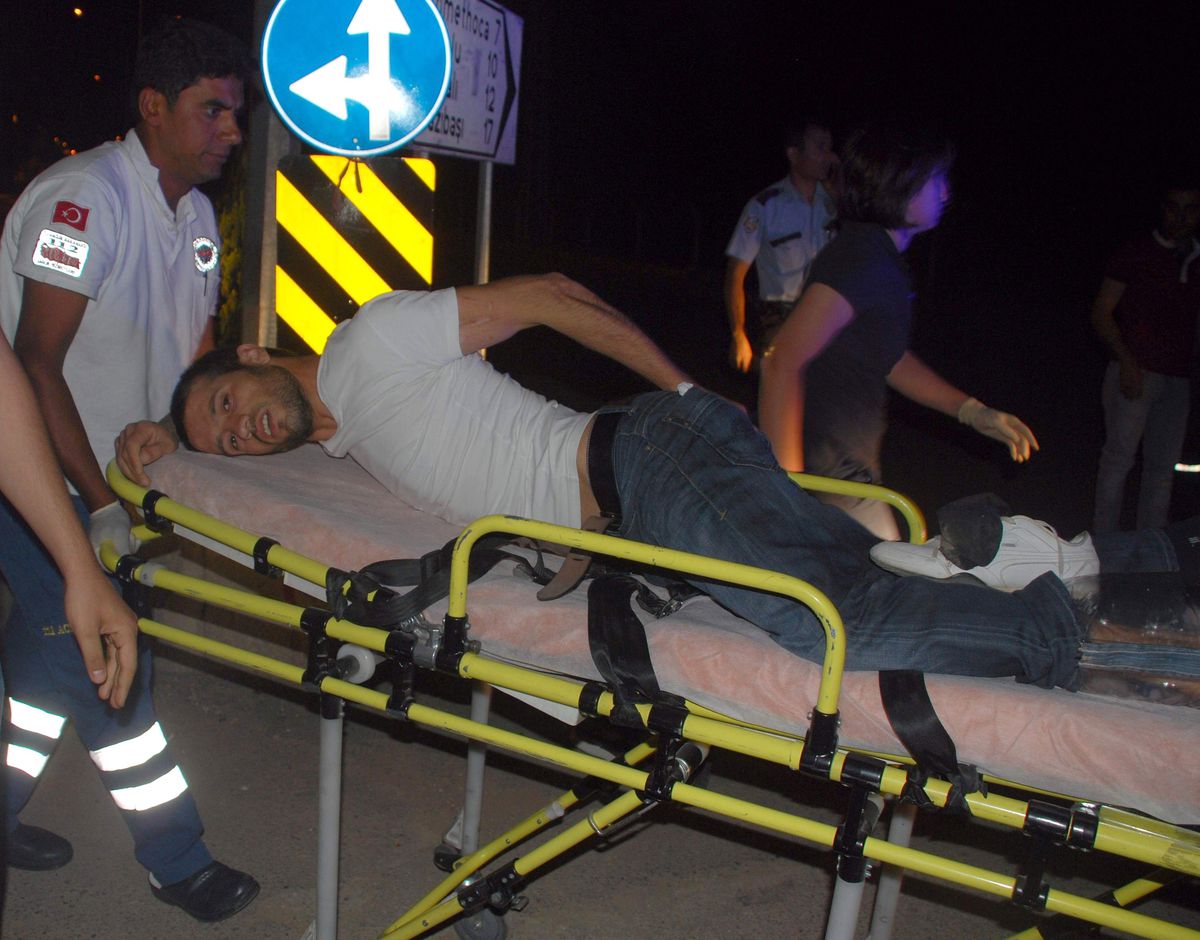 Motosiklet Refüje Çarptı: 2 Yaralı