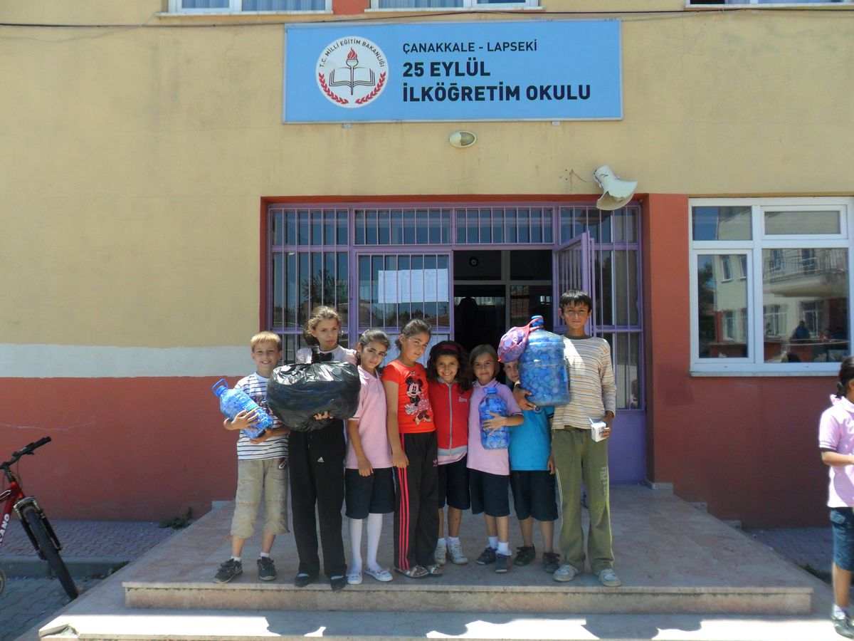 Öğrenciler Engelliler İçin Plastik Kapak Topladı